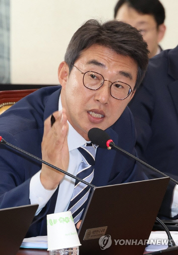 더불어민주당 노종면 의원이 지난 6월 국회 과학기술정보방송통신위원회에서 열린 방송통신위원회 설치 및 운영에 관한 법률 개정 입법 청문회에서 질의하고 있다. [연합뉴스]